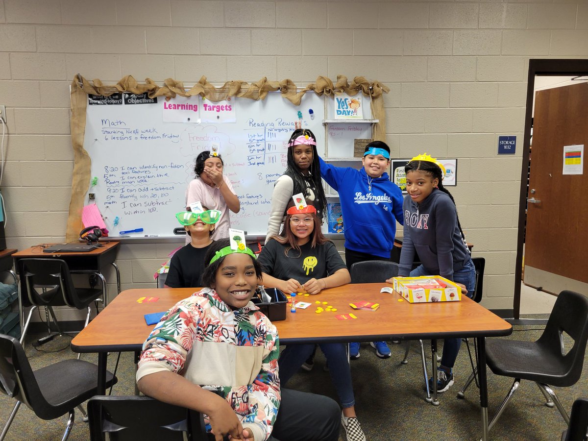 nikimcdow's tweet photo. Inference, descriptive language, vocabulary, communication and reading fun all rolled into one this morning. #UltimateLearningExperience #bestdayever @MabletonES @@KMJ1001 https://t.co/02TtPNGkxt