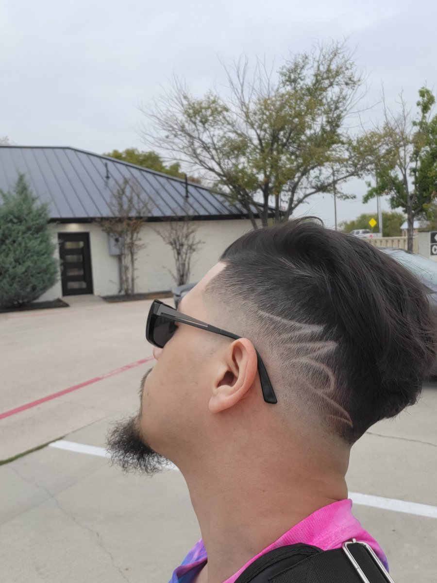 CommodoreDizzy's tweet image. New cut just let my barber free hand it.