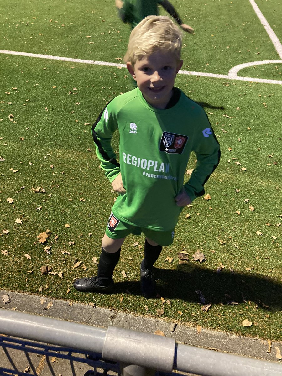 IvarHageman's tweet photo. M’n grote vriend vanavond bij z’n eerste training voor (Regioplan van) de @TweHerAcademie. Volop plezier, mooie oefenstof en lekker ballen met allemaal leeftijdsgenoten uit de regio.  #xenn #regio #academie #plezier https://t.co/jMwjFUfoh3
