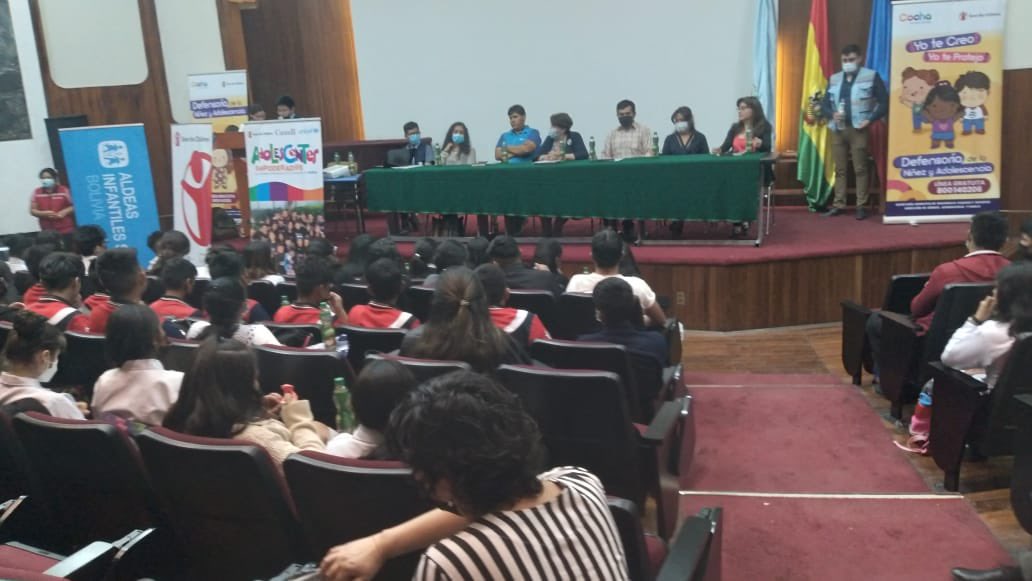 gam_cochabamba's tweet photo. 📍#AlcaldíaInforma|En coordinación con @UmssBolOficial , #SaveTheChildren, #AldeasSOS y estudiantes de las Unidades Educativas Junín y Santa Teresa, ✅ llevamos a cabo el Foro “Por Nuestro Derecho a Vivir en Familia”, 👨👩👦👦dirigido niños y adolescentes.👍 https://t.co/tO47u9pnzP