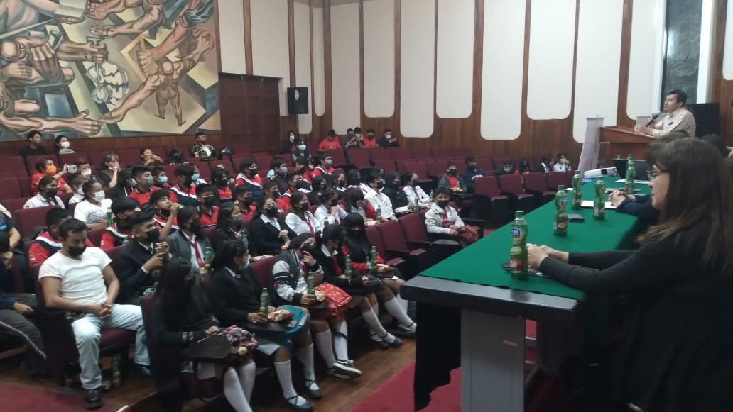 gam_cochabamba's tweet photo. 📍#AlcaldíaInforma|En coordinación con @UmssBolOficial , #SaveTheChildren, #AldeasSOS y estudiantes de las Unidades Educativas Junín y Santa Teresa, ✅ llevamos a cabo el Foro “Por Nuestro Derecho a Vivir en Familia”, 👨👩👦👦dirigido niños y adolescentes.👍 https://t.co/tO47u9pnzP