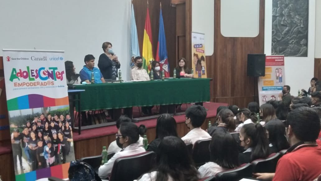 gam_cochabamba's tweet photo. 📍#AlcaldíaInforma|En coordinación con @UmssBolOficial , #SaveTheChildren, #AldeasSOS y estudiantes de las Unidades Educativas Junín y Santa Teresa, ✅ llevamos a cabo el Foro “Por Nuestro Derecho a Vivir en Familia”, 👨👩👦👦dirigido niños y adolescentes.👍 https://t.co/tO47u9pnzP