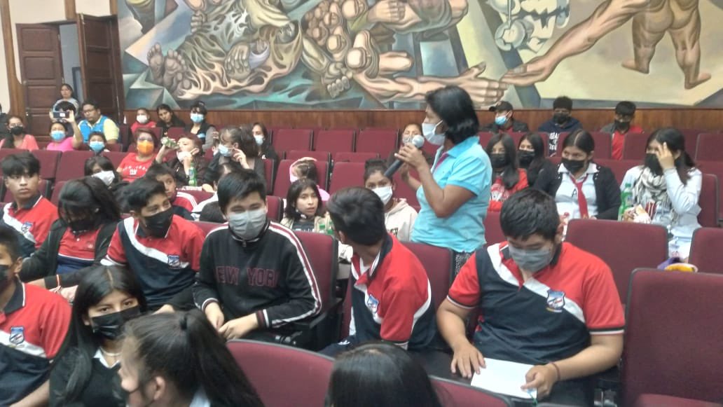 gam_cochabamba's tweet photo. 📍#AlcaldíaInforma|En coordinación con @UmssBolOficial , #SaveTheChildren, #AldeasSOS y estudiantes de las Unidades Educativas Junín y Santa Teresa, ✅ llevamos a cabo el Foro “Por Nuestro Derecho a Vivir en Familia”, 👨👩👦👦dirigido niños y adolescentes.👍 https://t.co/tO47u9pnzP
