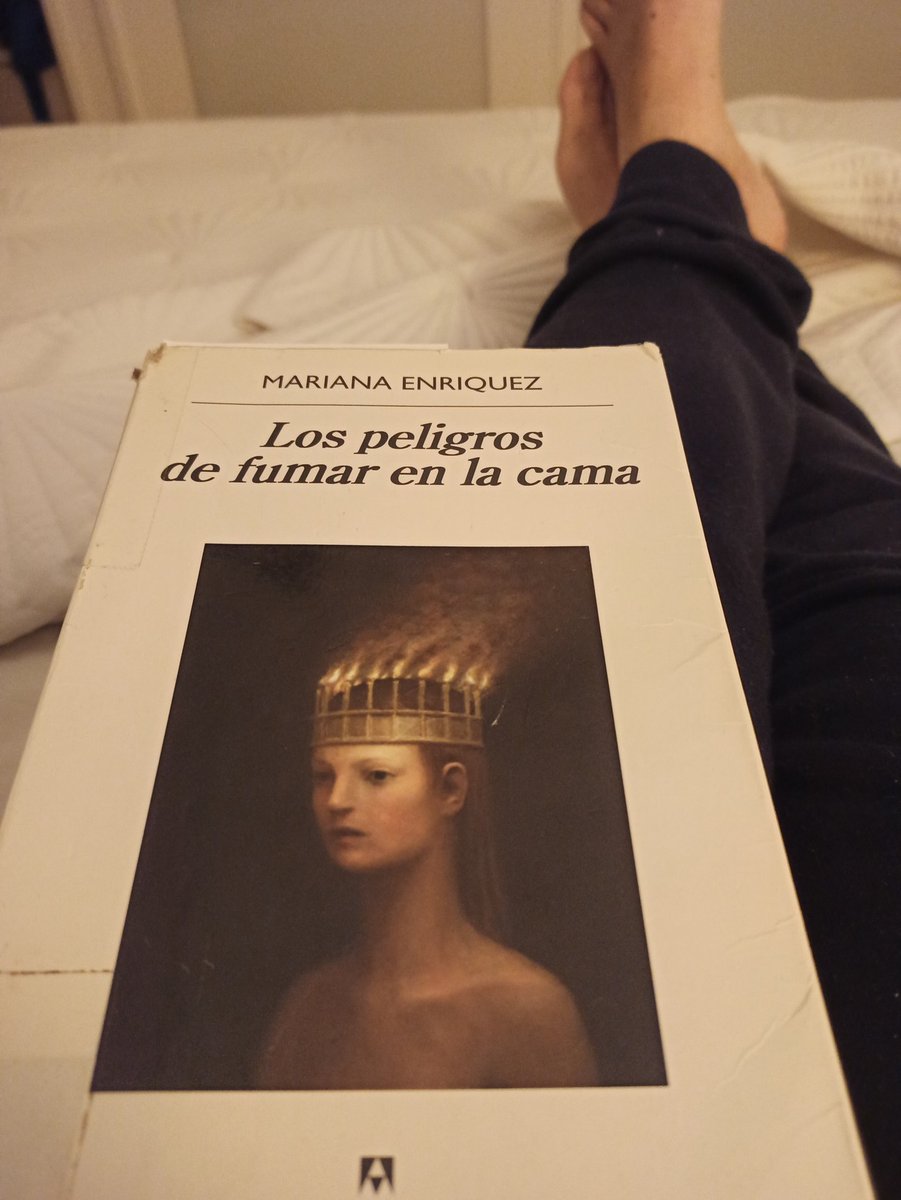 AbelAmutxategi's tweet photo. Fumar no, vale, pero sobre leer nadie ha dicho nada #literaverso #Bookstodom #buenasnoches https://t.co/dbEGUXqoLt