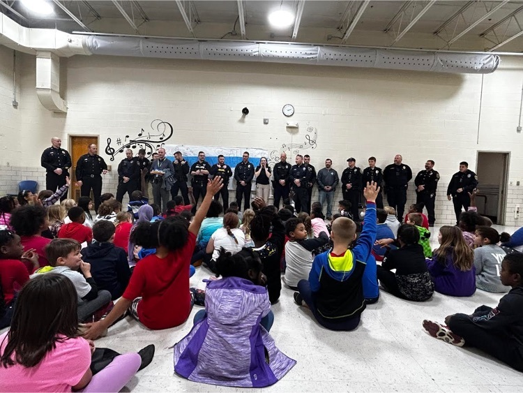 WellsEMSD's tweet photo. We had a fabulous day at Wells thanking our very own East Moline Police Officers for their service. We thank them for keeping our community safe. We are thankful to have them be a part of our school family.
Thank you to Sign Gypsies Illinois QC for the donation of the sign. https://t.co/yTjuErdxOe