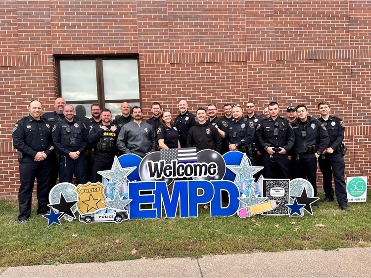 WellsEMSD's tweet photo. We had a fabulous day at Wells thanking our very own East Moline Police Officers for their service. We thank them for keeping our community safe. We are thankful to have them be a part of our school family.
Thank you to Sign Gypsies Illinois QC for the donation of the sign. https://t.co/yTjuErdxOe
