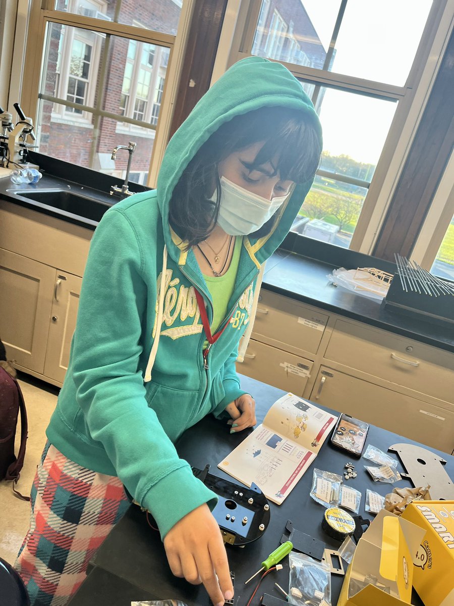 eksarhan's tweet photo. Engineering club sparking innovation once again! @Amundsen_HS https://t.co/vIOP4osGu0