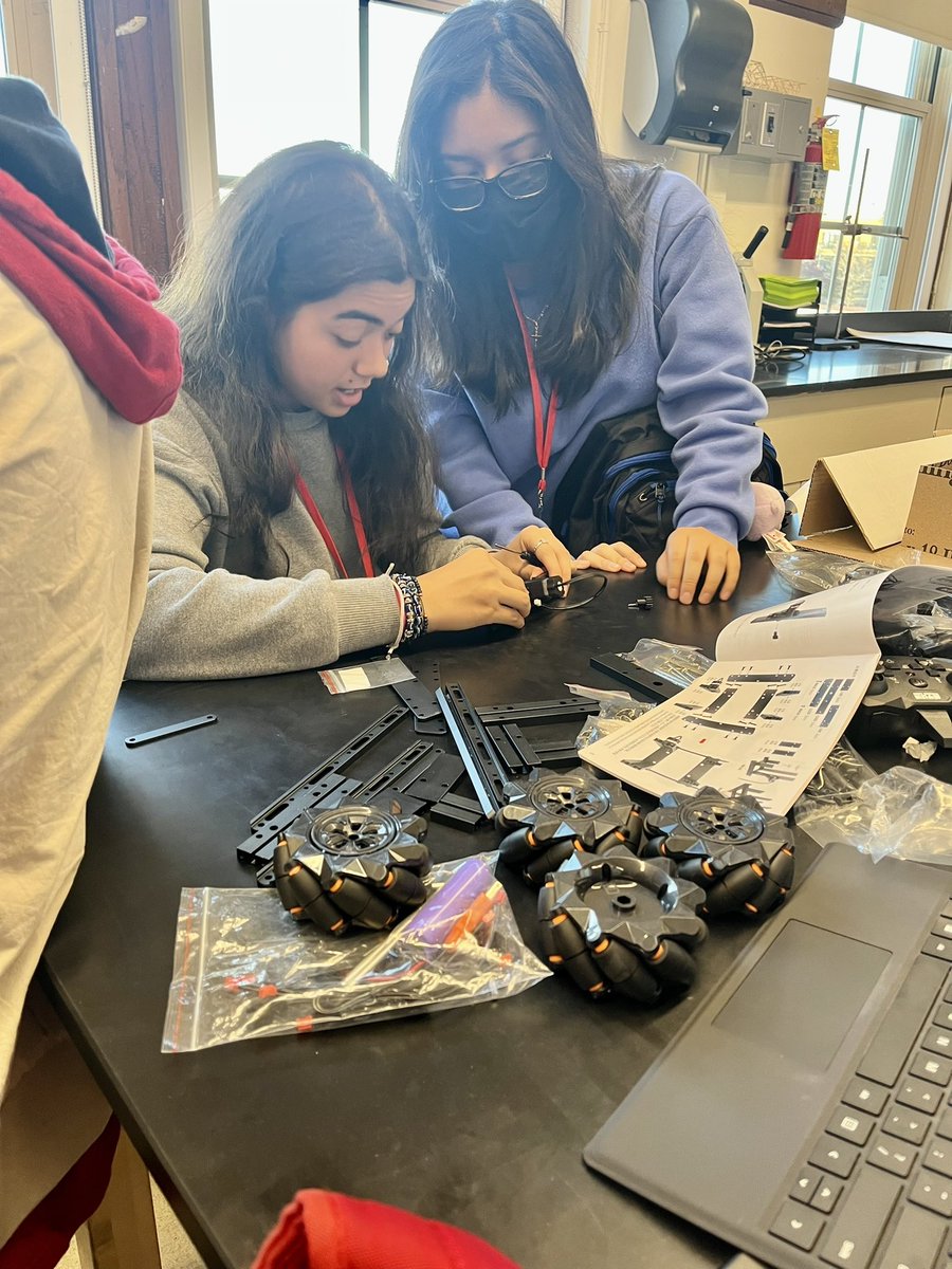 eksarhan's tweet photo. Engineering club sparking innovation once again! @Amundsen_HS https://t.co/vIOP4osGu0