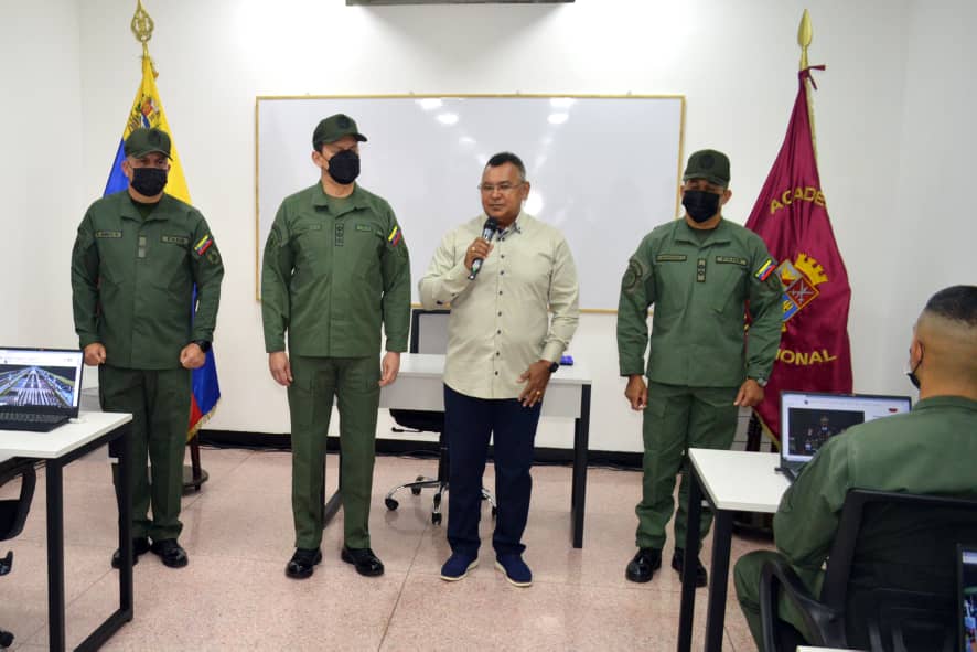 Amgnb_FanbV's tweet photo. #11Nov| GJ. Nestor Reverol Torres VSOPS y MPPEE inauguró en la AMGNB
salón virtual para contribuir con la formación de los futuros oficiales de la GNB
@NicolasMaduro
@vladimirpadrino
@dhernandezlarez 
@GNBCmdteGral 
@Dilio14359446 
@Umbv_Fanb 
@Amgnb_FanbV https://t.co/4Y4X4y0RlB