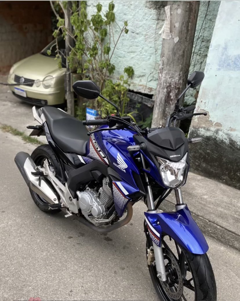raimoraes22's tweet photo. É RAPAZIADA INFELIZMENTE MAIS UMA VEZ FURTARAM MINHA MOTO,CORTARAM O FIO DO RASTREADOR NA AV NILO PEÇANHA 2143 CAXIAS,A PLACA DELA É RKM-6H01😭😭😭😭 https://t.co/uITNBDvuaV