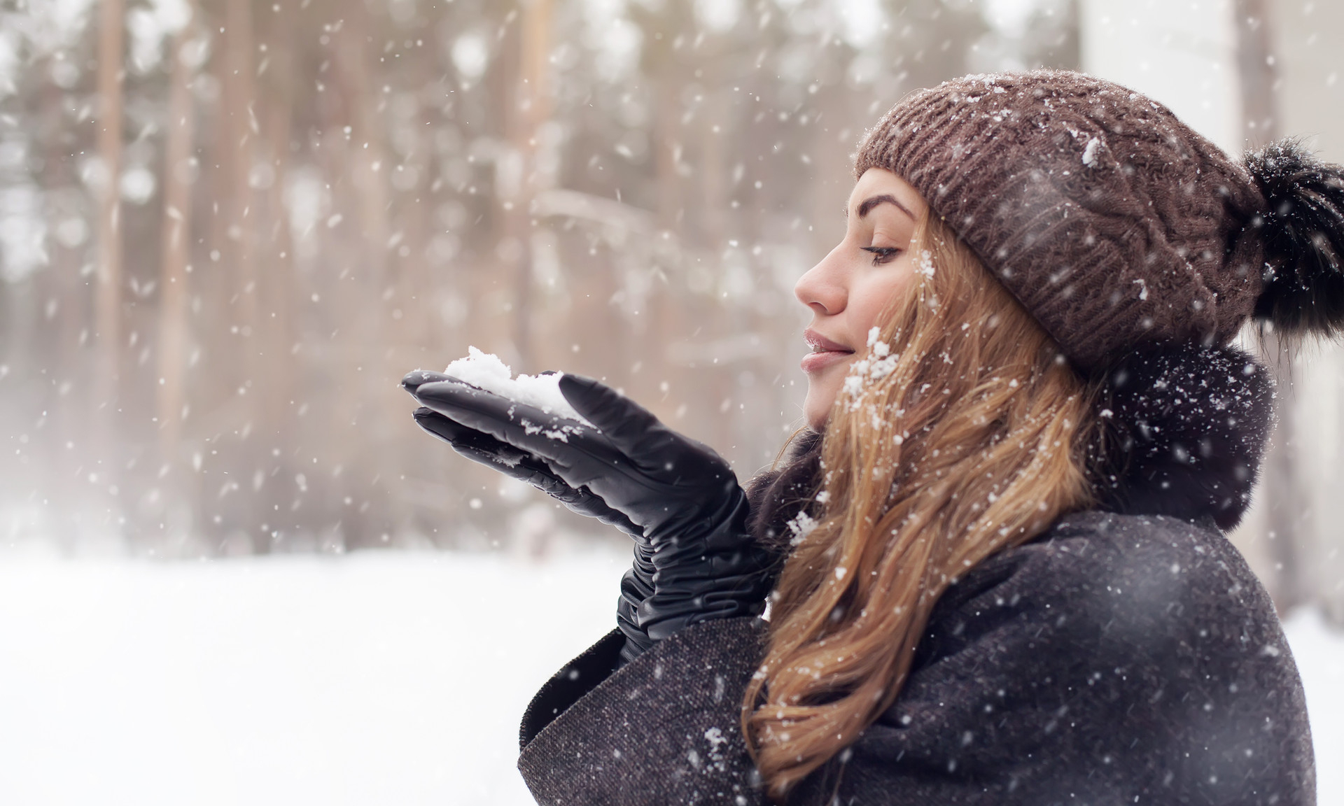 Женщина и снег. Женщина под снегопадом. Девушка падает снег. Девушка в снегу. Девушка под снегом.