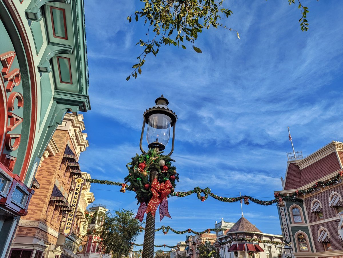 EpicDisneyGirl's tweet photo. It's the most wonderful time of the year!
I love when Christmas time arrives at my favorite neighborhood park.
Everything is extra magical.
#Disneyland #Anaheim #Christmas https://t.co/CBL81vNMq8