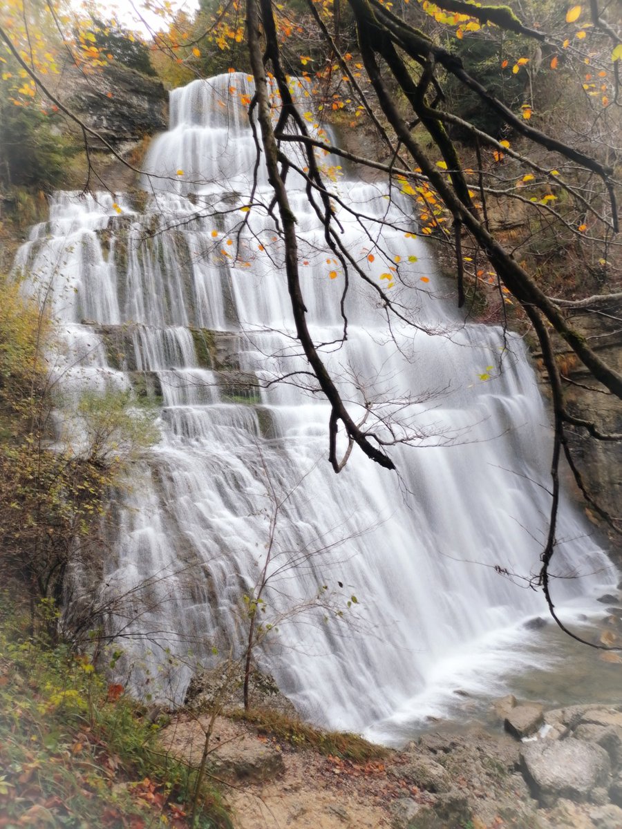 Caline_39's tweet photo. La merveilleuse cascade de l'Eventail haute de 65 m est très belle en toute saison mais je l'aime en cette saison tout particulièrement !
😍❤️🍁🍂🌊💧
Cascade du Hérisson, cascade de l'Eventail, Menétrux-en-Joux, novembre 2022.
#cascade #cascadedeleventail     #jura #franchecomté https://t.co/Bj31OCmAZN