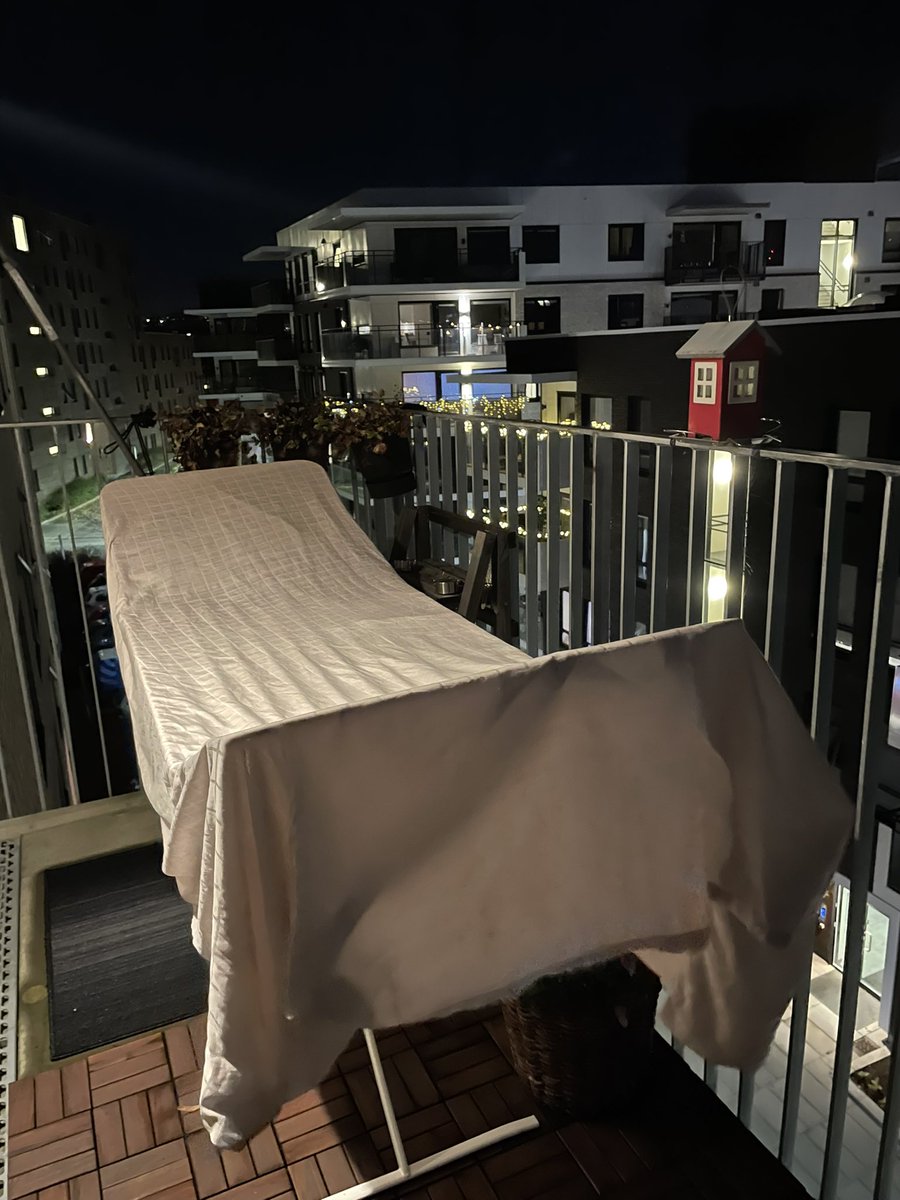 Når du bor i en relativt liten (44kvm) leilighet i Oslo og kan tørke sengetøyet ute på balkongen i midten av november 🙏😁🫣