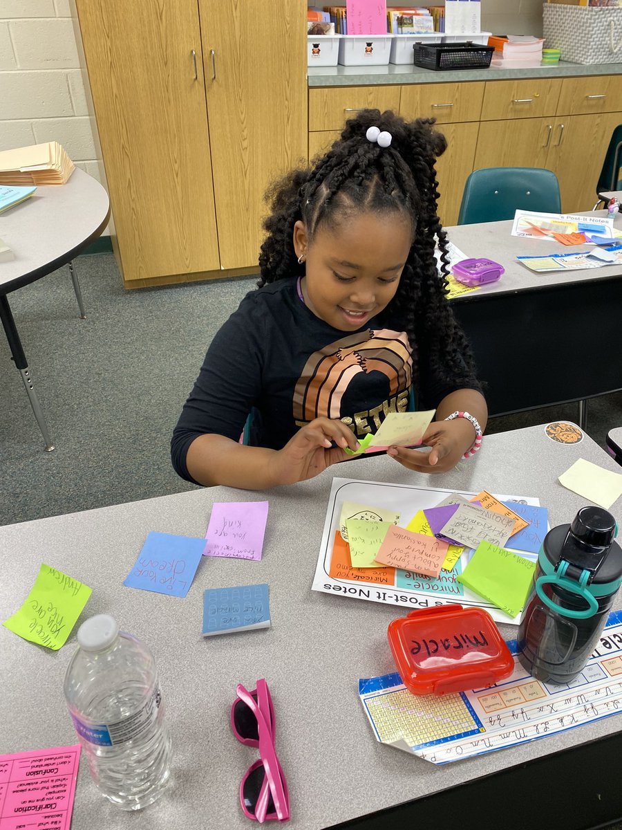 MSchmidt2019's tweet photo. As always, Positive Post-It Note Day created lots of smiles and filled lots of emotional bank accounts!!☺️💛 @hillerwildcats #wearelamphere https://t.co/itnWNNZrgh