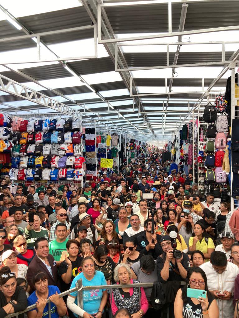 amrzuarth's tweet photo. ASÍ LUCE EL BARRIO DE TEPITO EN ESTE MOMENTO CON MOTIVO DE SU  RECONOCIMIENTO  A JOSEPH AMADO @amadolavoz 
.
.
.
#SalsayAlgomas #Tepito #SalsaParaTodos #JosephAmado   #Reconocimiento #MexicoyVenezuela #AquiNomas https://t.co/AnIZqVVKms
