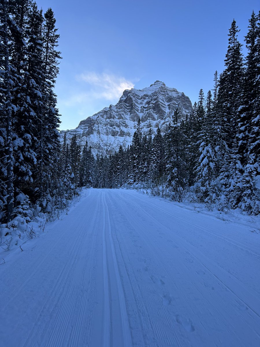 utahskiteam's tweet photo. 📍 Canmore

Surrounded by 💯 views these last few days racing on the ❄️ of Frozen Thunder

#GoUtes https://t.co/za7uCg6CBy