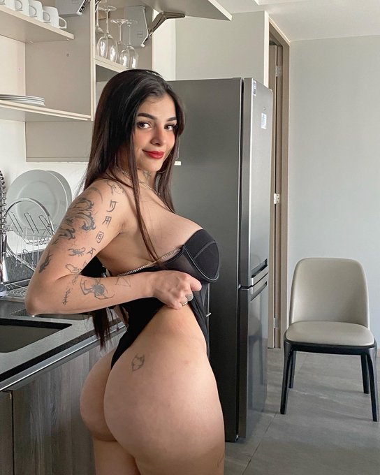 Uf😍😍🖤🖤🖤 https://t.co/RKbpfi4Xq6