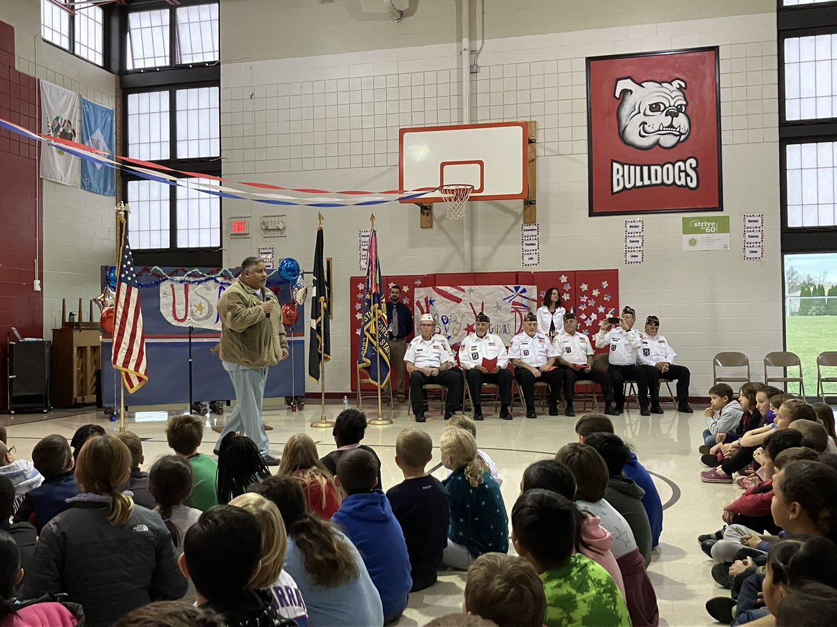 d61sandoval's tweet photo. What a wonderful assembly to honor our veterans! | ¡Qué maravillosa reunión para honrar a nuestros veteranos! #d61Learns https://t.co/jsHOkNJVgg