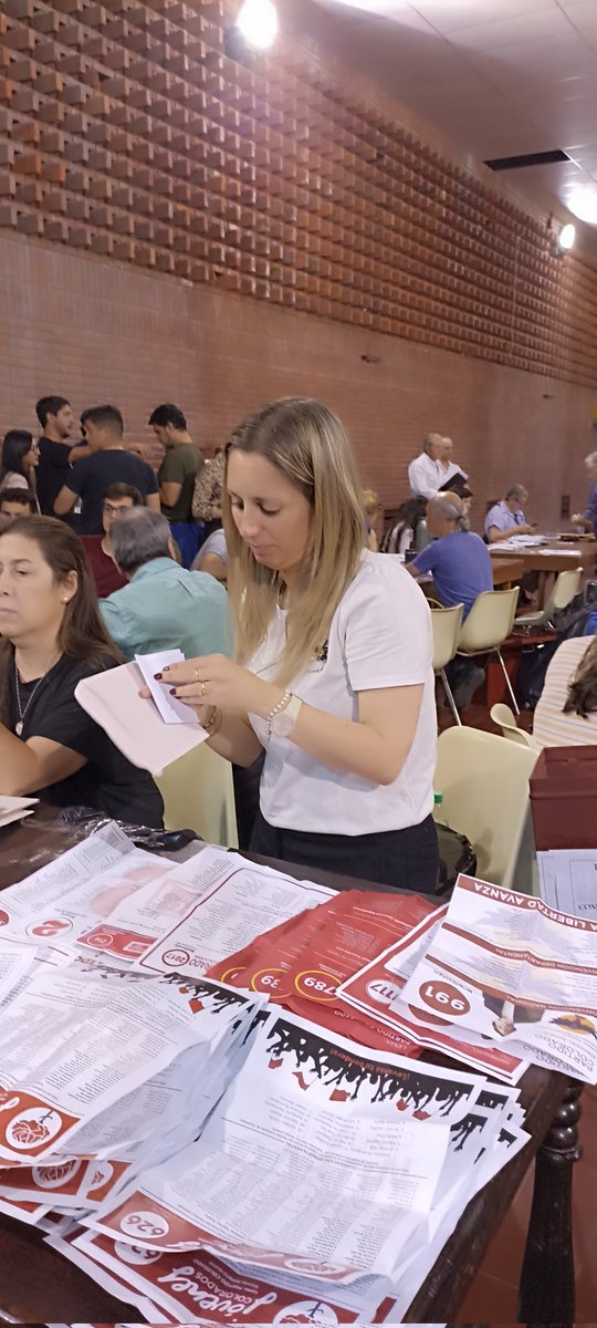 Lista919_'s tweet photo. La edil @debihollander escrutando en el la elecciones de jóvenes del @PartidoColorado.

#HayPresente https://t.co/Ls5tMyDlVC