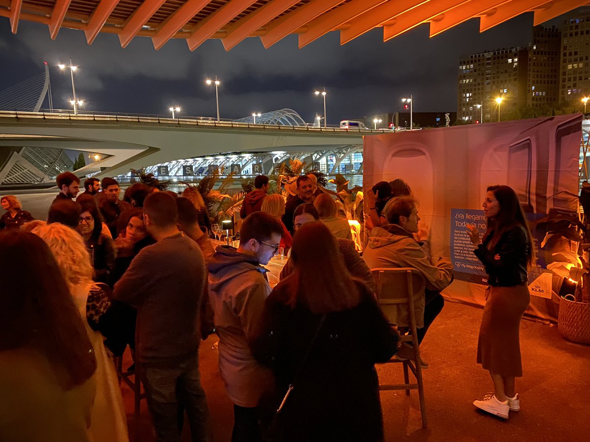 KLM_ES's tweet photo. Así ha comenzado el encuentro de #travelbloggers en #València. Presentaciones y reencuentros con un objetivo común: Hacer un turismo sostenible. Arranca #KLMHouseValència #ValènciaEsAhora #CompromisoIATI https://t.co/GzQBA1iOUv