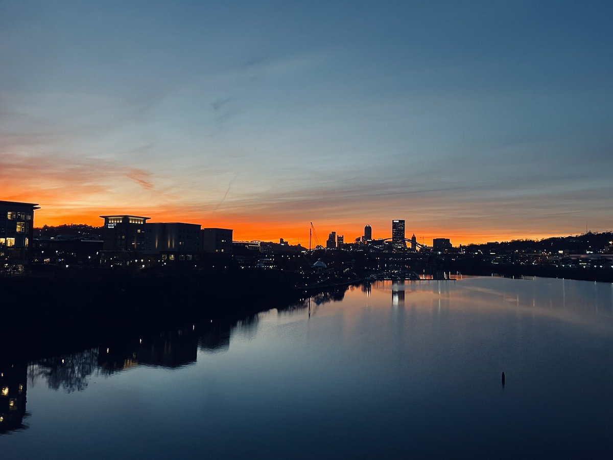 Pittsburgh’s blue moment. Feliz viernes!