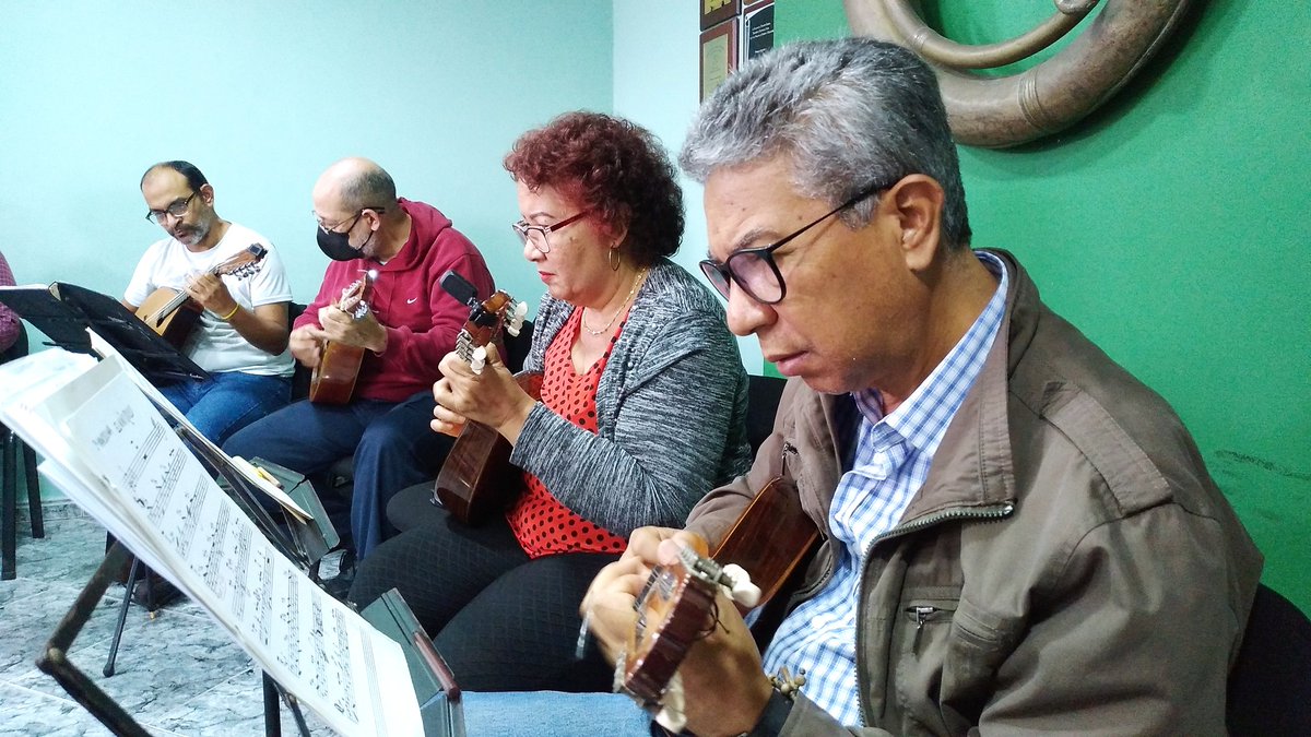 🎼🎶Los aguinaldos y las gaitas más representativas de nuestro acervo nacional y lo podrás disfrutar próximamente en la magistral interpretación de la <a href="/OTNACIONAL/">ORQUESTA TÍPICA</a> bajo la dirección del maestro Jesús Eduardo Milano🤵

📱Atentos ✨🎶🎊

#LeerEscribirYPensar