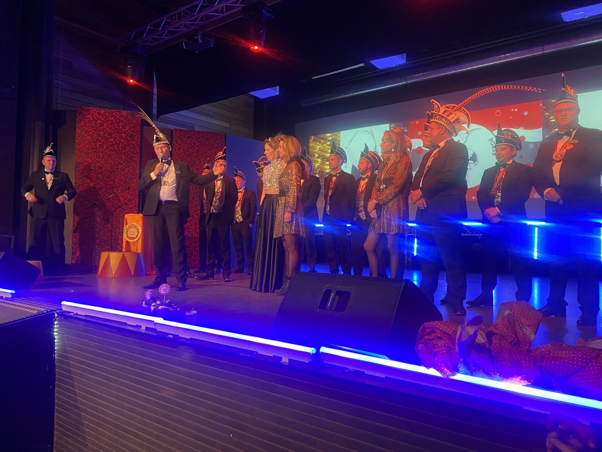 Na prachtige avond, waarbij afscheid is genomen van Prins Mark d’n Urste, zijn de nieuwe Heersers van Oiversland onthuld! Het is Prins Geert (van de Ven) d’n Urste die helaas niet bij zijn onthulling aanwezig kon zijn, Prinses Margret, Adjudant Ad en Hofdame Miranda. Alaaf!