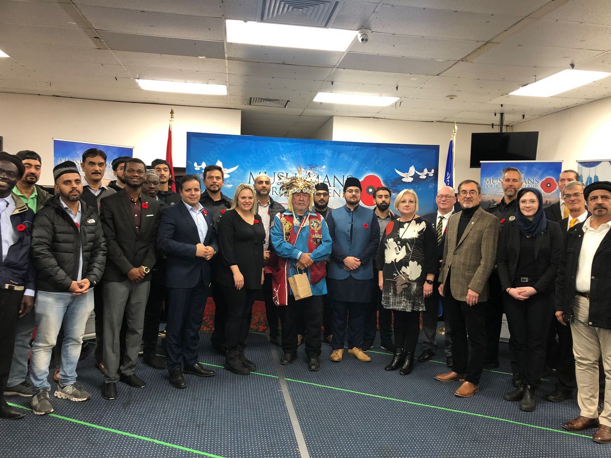 AMJ_Quebec's tweet photo. Une cérémonie spéciale du #JourduSouvenir, à la mosquée An-Nusrat de Mtl-Nord par @AMJ_Quebec, pour honorer nos vétérans et leurs sacrifices. Merci à Ray Deer #LegionMohawk219, André Desmarchais #Filiale29 de @RoyalCdnLegion &amp; @cblackmairesse,@SPVM #PDQ39 pour votre soutien. https://t.co/wfFFf7iJ5o