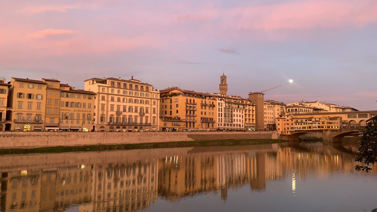 イタリア🇮🇹フィレンツェ歴史地区 【満月と夕焼けが一緒に見える不思議な光景】 (真ん中に見えるのがヴェッキオ宮。 右側に見えるのがフィレンツェ最古の橋ヴェッキオ橋)