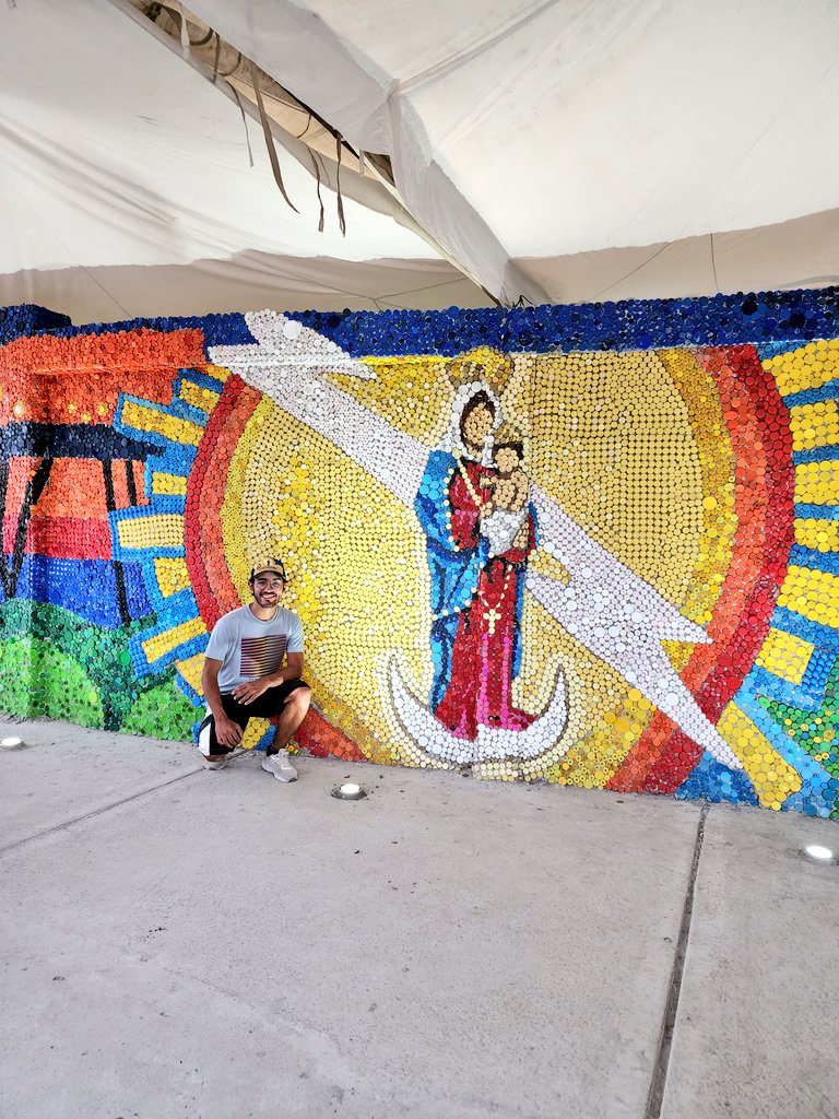 Olivarescfc's tweet photo. ¡Hemos terminado el mural de Maracaibo con más de 80.000 tapas recicladas! Cientos de voluntarios participaron en esta gran obra que inauguraremos este domingo.

En estas 4 fotos pueden ver los detalles del mural de 30m x 2.5m https://t.co/D5CKzACLSJ