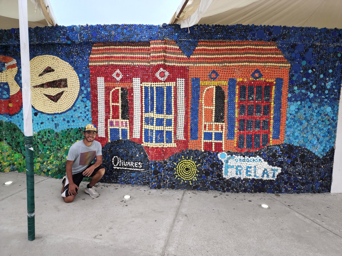 Olivarescfc's tweet photo. ¡Hemos terminado el mural de Maracaibo con más de 80.000 tapas recicladas! Cientos de voluntarios participaron en esta gran obra que inauguraremos este domingo.

En estas 4 fotos pueden ver los detalles del mural de 30m x 2.5m https://t.co/D5CKzACLSJ