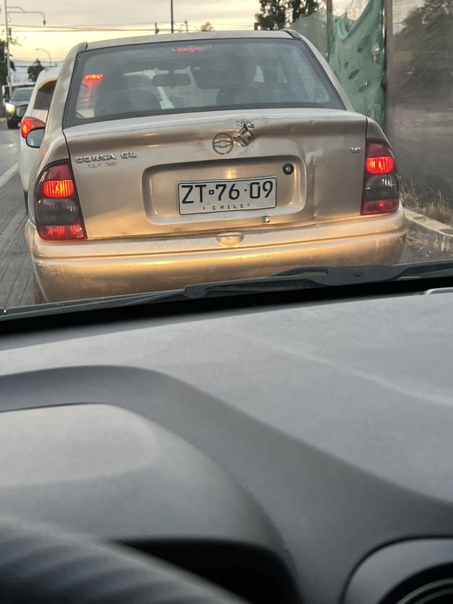 patrickrh88's tweet image. #caraderaja @Carabdechile  tipo andando contra el tránsito, bebiendo y fumando🤬