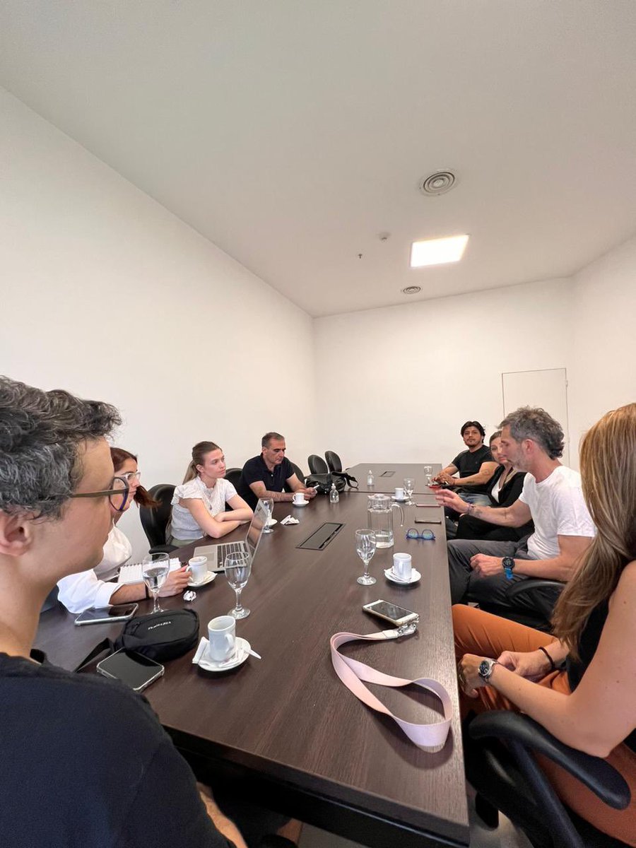 cossarmarcelo's tweet photo. Charlamos con el equipo de @cigloarok 🌎, el Centro de Estudios de @FundCiudadanos, que investiga y analiza a los gobiernos locales, la cooperación descentralizada y agenda global entre otros temas. Gracias @Noewayar, @AbrilSpector, Fran, Mili y @BelPanichelli por la visita! 🤜🏼🤛🏼 https://t.co/M0XVLRsNdf