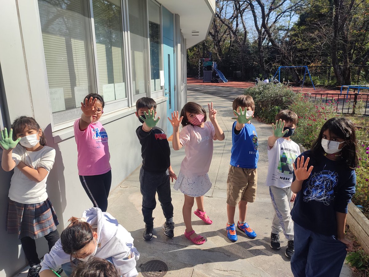 NIS_Grade2's tweet photo. 9th Grade students SDG project. A banner made of NIS children's handprints to symbolise CHILD RIGHTS. SDG 16 "PEACE, JUSTICE AND STRONG INSTITUTIONS." Central to the realization of CHILD RIGHTS &amp; a prerequisite for sustainable development. #NIS_Grade2 #NISinclude #SDG16 https://t.co/7kiRNFnT14