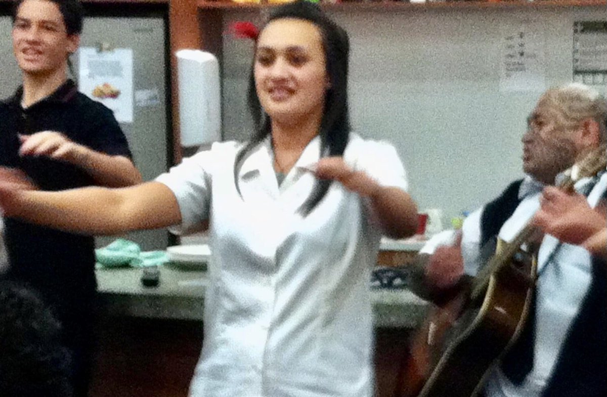 11 years ago this wahine was leading kapa haka at kura. Seeing her leading the Black Ferns now is… well, I’ve got no words. Pure joy 🤩#LikeABlackFern #RWC2021 #GameDay