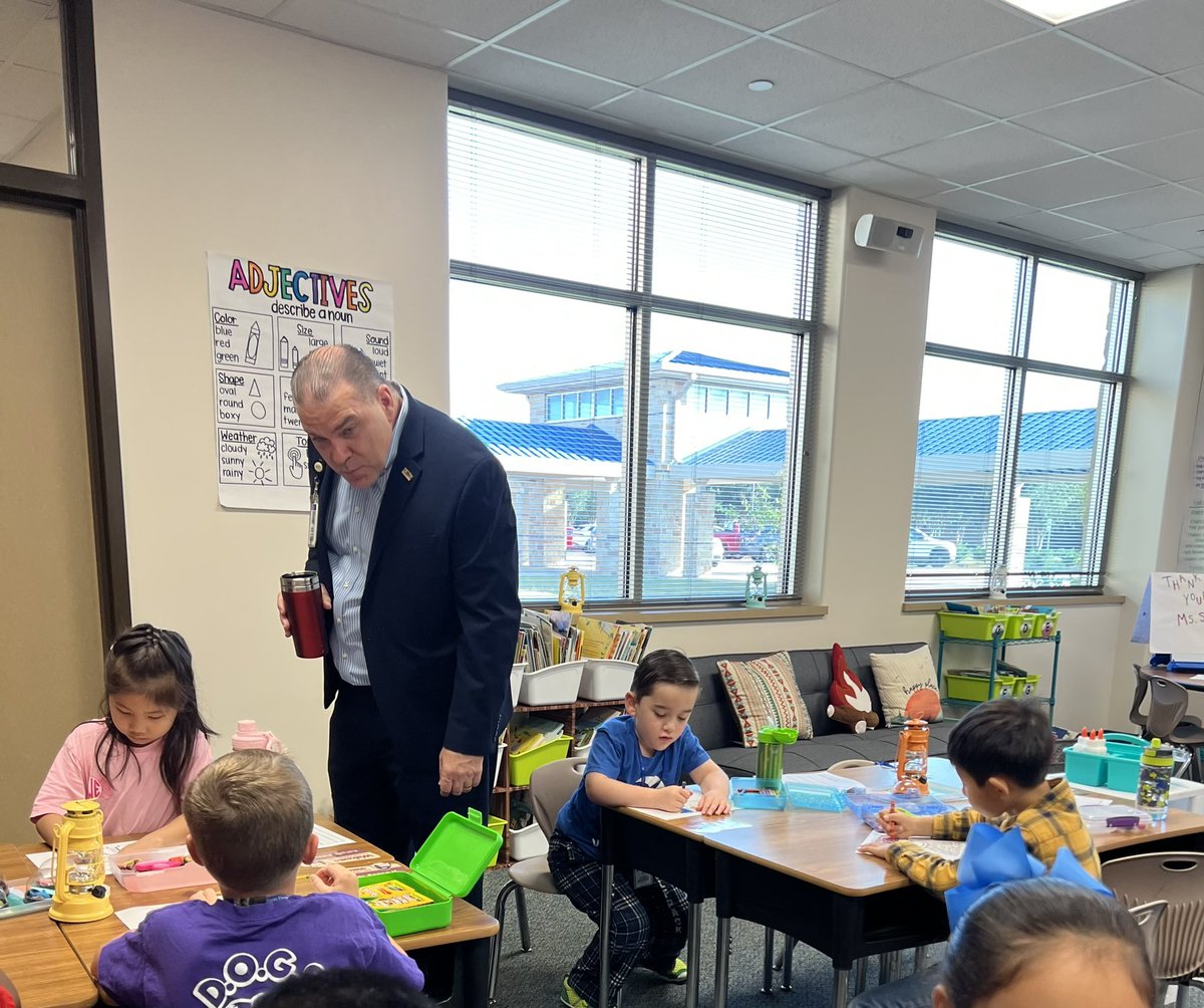 What an awesome Friday here at TWE!
My first graders got a special visit from our amazing Superintendent Dr. Gregorski! Thank you for taking the time to visit us! The Wilson Wolfpack welcomes you back anytime! 🐺💙🤍 @TWEHowl @katyisd #twehowl #DrGVisitsMe