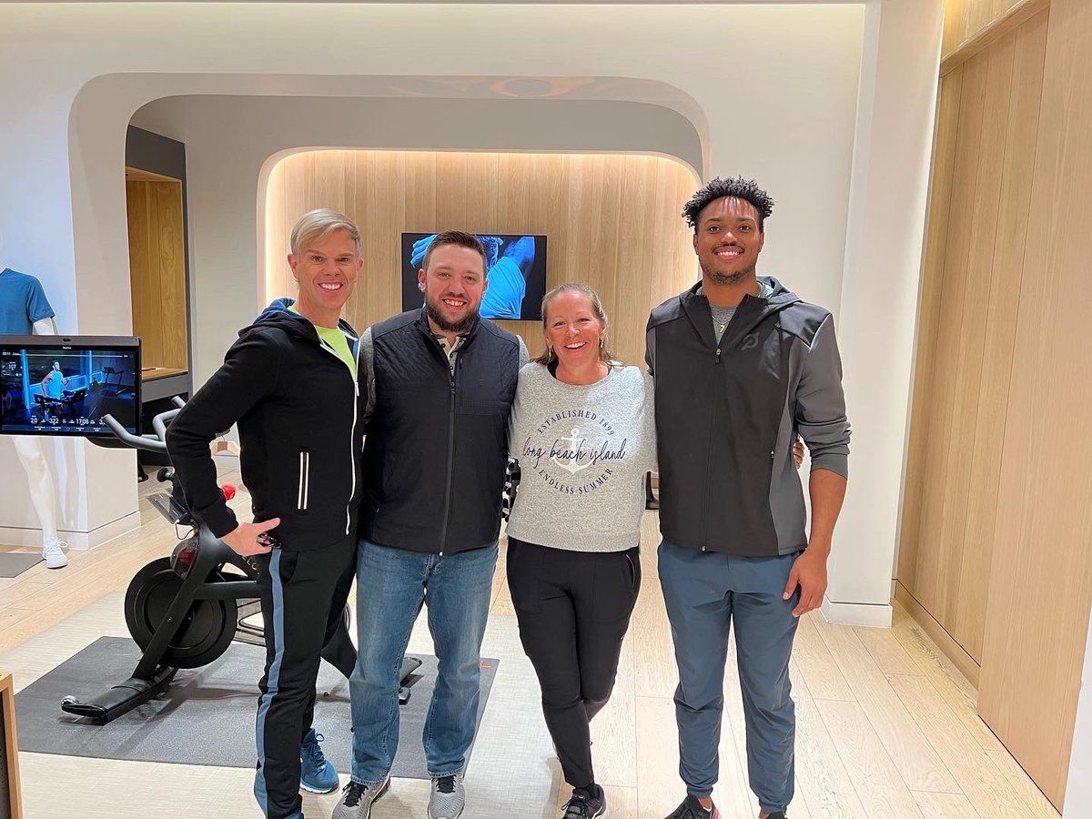 mrsready3's tweet photo. I made a few new @onepeloton friends - Jono and Seven - at the Cherry Creek Denver showroom today! 

And we both got some new Pelo-gear. 
I went back and took them some zip pouches and fabric baskets as a way to say THANK YOU!

#LBIGirl https://t.co/iArvFPRWcM