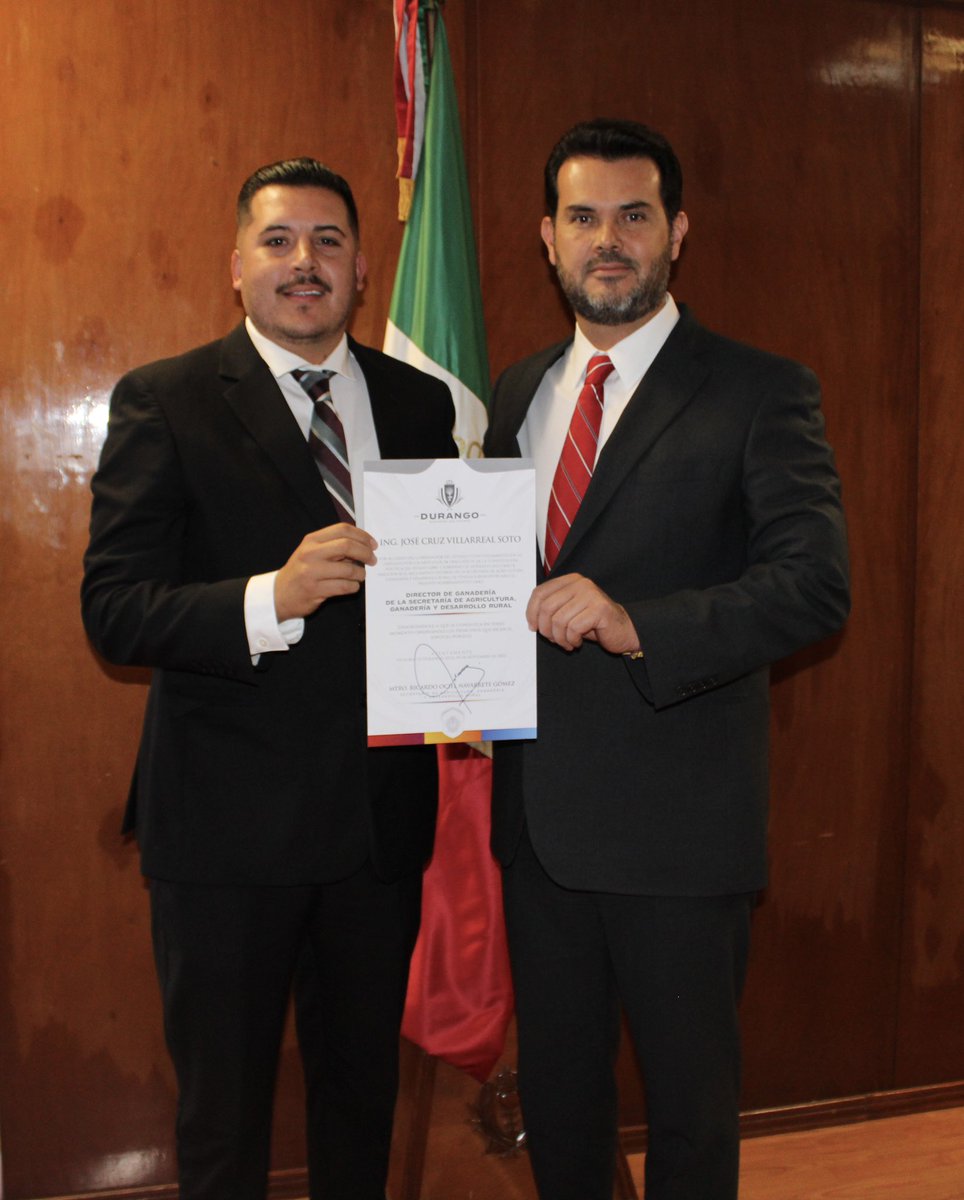 sagdr_dgo's tweet photo. El titular de la #SAGDR Ricardo Navarrete Gómez  toma protesta a el Lic. Juan de Dios Gálvez Díaz como Director de Administración y al Ing. José Cruz Villarreal Soto como Director de Ganadería, quienes abonarán a la coordinación de acciones en beneficio del Campo Duranguense. https://t.co/tsJIIY01iJ