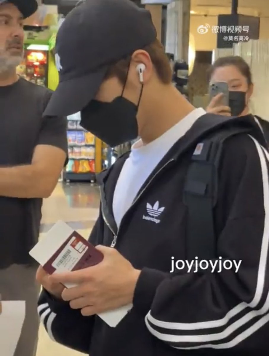 빨간 여권···🫠💛