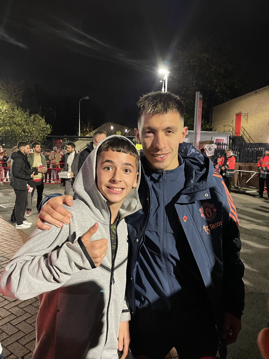 leighedwards7's tweet photo. @LisandrMartinez thank you for the photo last night 👍💪 https://t.co/Gg2bpki35E