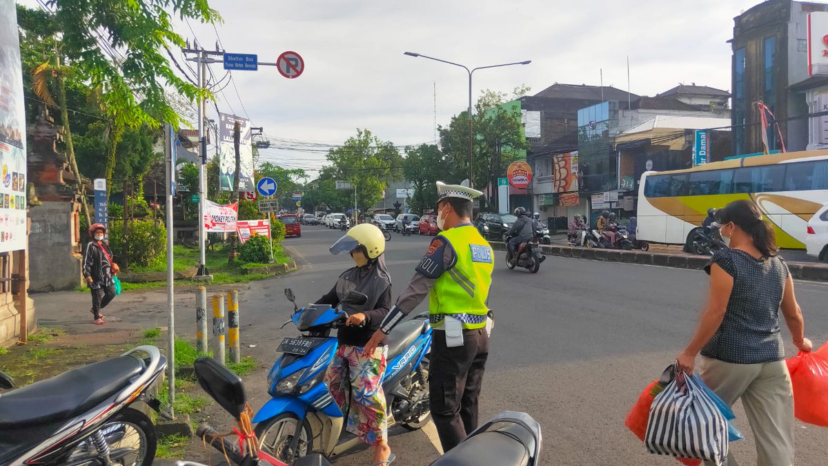 Lantas_Tabanan's tweet photo. Giat Teguran humanis larangan parkir depan terminal Tl kediri oleh personil satlantas polres tabanan kepada pengendara motor roda dua.

Tetap tertib berlalu lintas semeton selalu Utamakan keselamatan di jalan.
.
#stopodol 
#polrespresisi 
#polrestabanan https://t.co/TdykhGGEYv