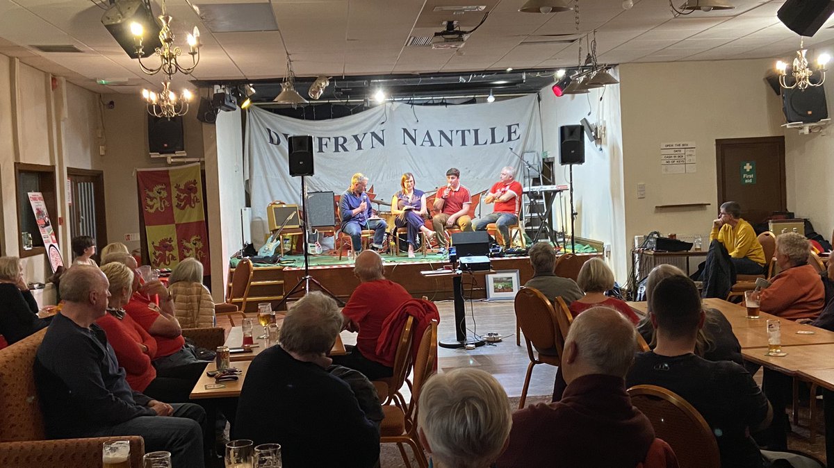 Noson wych yn Clwb Pel-Droed Caernarfon efo Dafydd Iwan, Tudur Owen a bangar o set gan Kim Hon.
