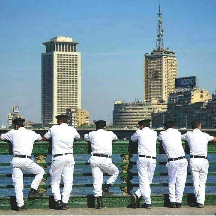 هفضل طول عمري احب و اكره السياسة بطريقة مش مفهومة !!