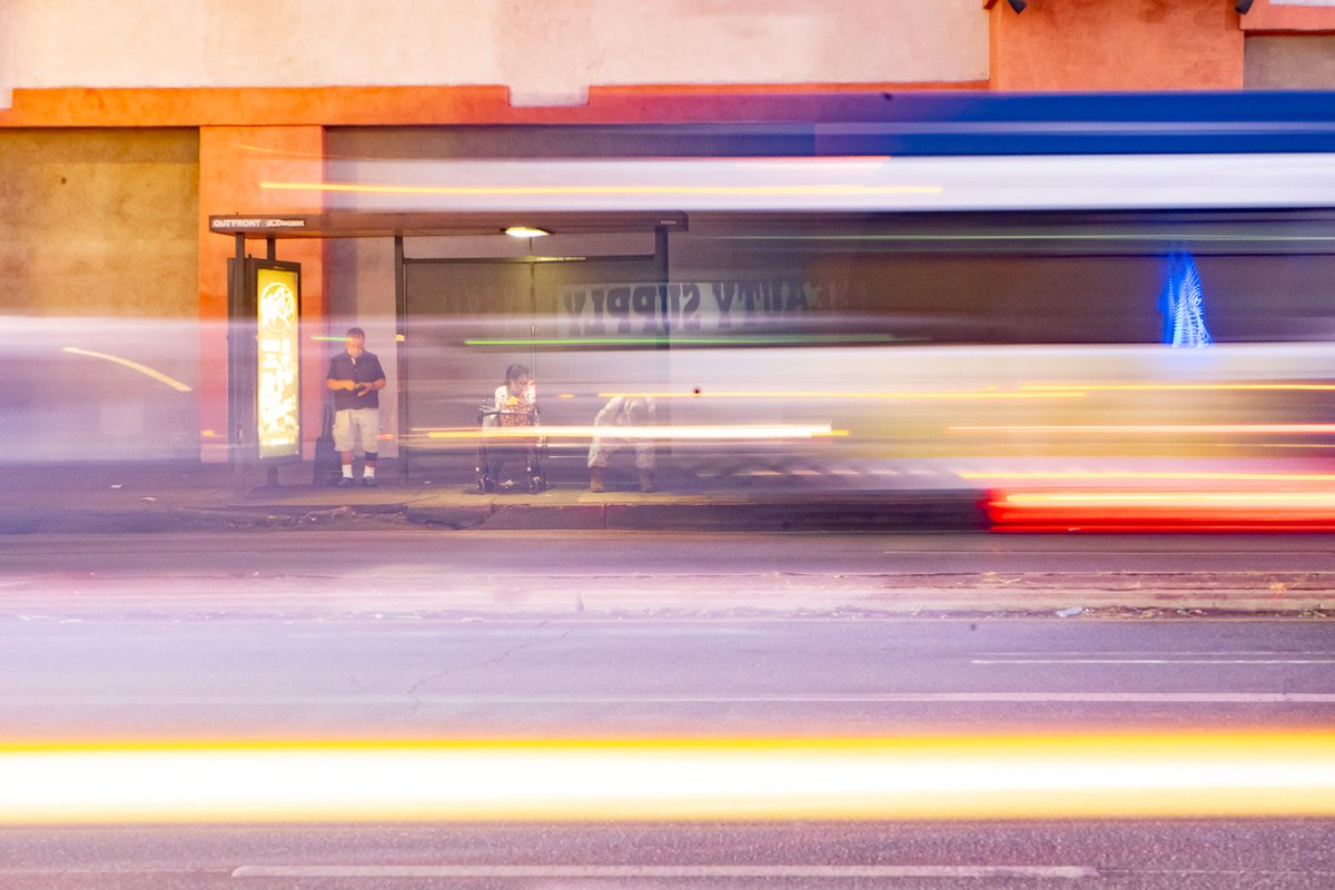 OutfrontDecaux's tweet photo. With daylight saving time at an end, #busshelters are there to keep commuters company with lighting, seating, and shelter. 🌆
#capturestreets #losangeles #latransit #streetsofLA #eveningcommute https://t.co/058vd8p5hn