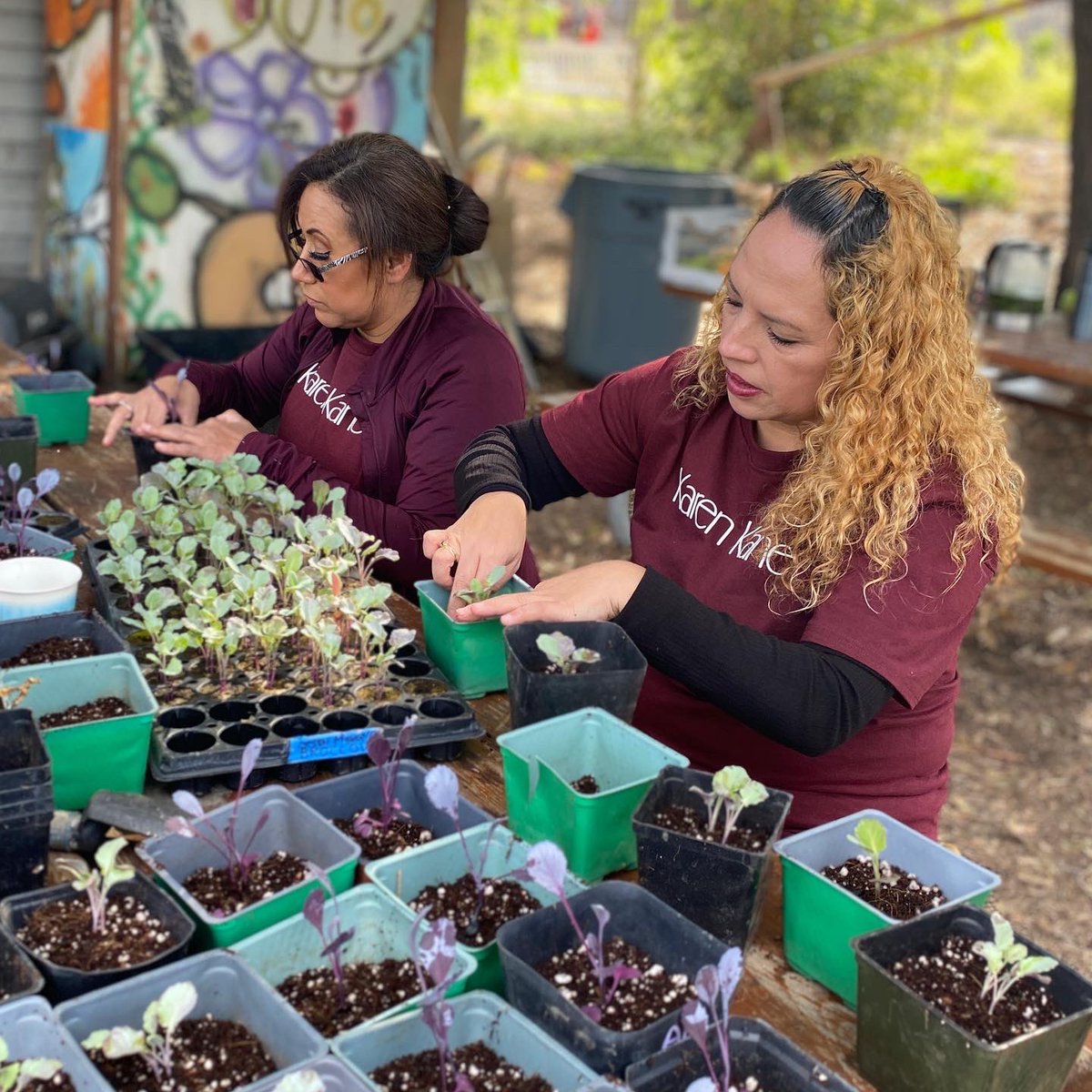 WeGrowGood's tweet photo. Happy #VeteransDay2022! Today we hosted the @Karen_Kane team for their day of service and had a special Veterans Day celebration to honor all those who have served and our friends, the Bell Shelter @SalArmySocal.
#CityofBell #LosAngeles #Veterans https://t.co/K4pvGqCkib