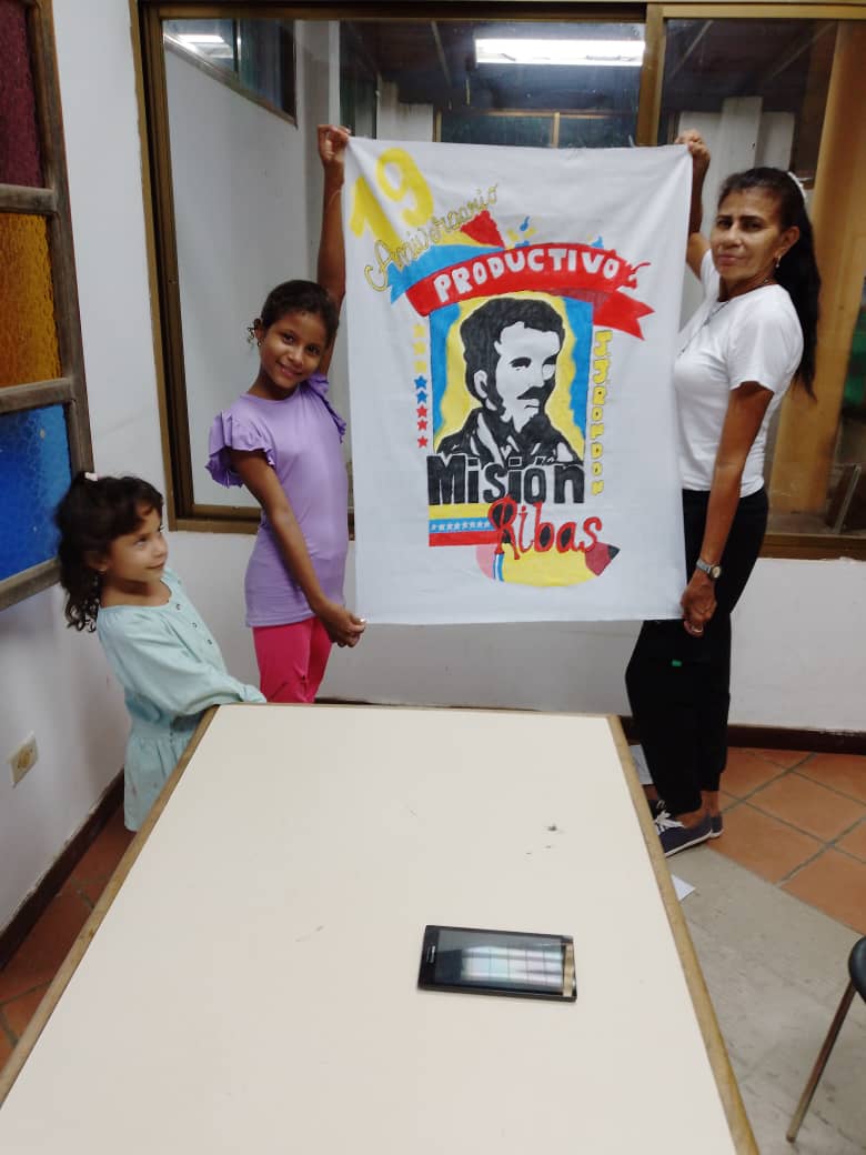 Misión Ribas Guárico.
Elaboración de Pancartas, enmarcado en los 19 años de la Misión Ribas.
<a href="/NicolasMaduro/">Nicolás Maduro</a> <a href="/_LaAvanzadora/">Yelitze Santaella</a> <a href="/PoetaLaya/">Luis laya</a> <a href="/josemvasquez/">José Vásquez</a> <a href="/Tibisay96099043/">Tibisay</a> <a href="/RiveroJilberto2/">Rivero Jilberto</a> @m_ribasnacional @ZEGuarico @SomosV_Guarico