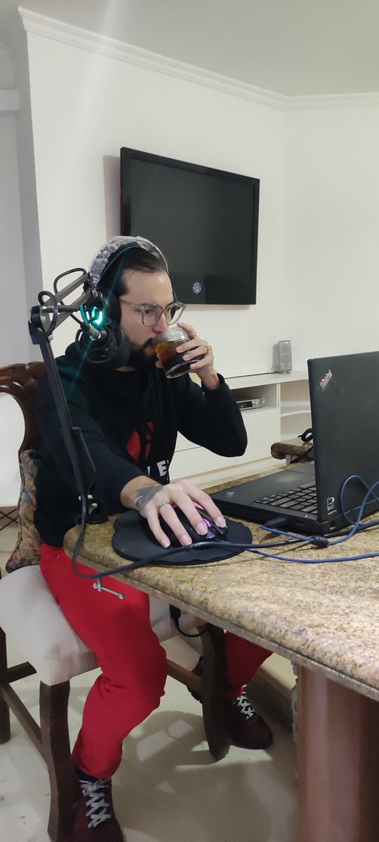 Dimeilaz's tweet image. Modo locutor para llevar el EspaWOW! Edición Aniversario de @Espavlog porque llevamos el flow a todas partes.

#Hive #EspaVlog