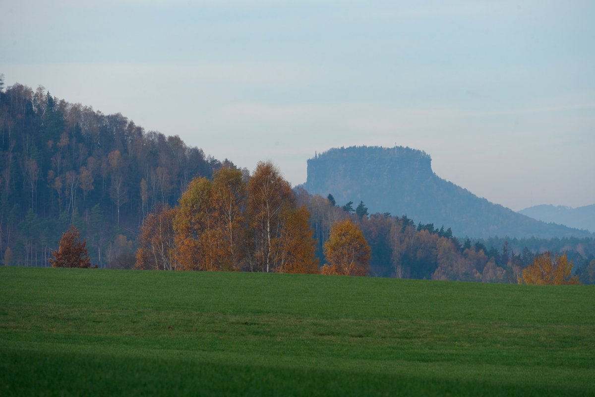 Blick vom Wolfsberg bei Reinhardtsdorf in der Sächsischen Schweiz nach Westen auf den Lilienstein