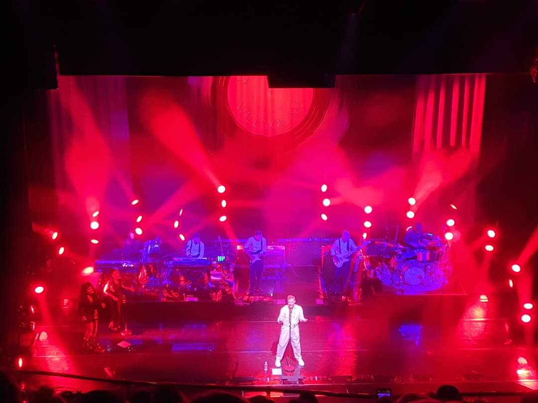 reelofthe51st's tweet photo. Twenty years ago I was on the winning side of a popular vote (for once! 😉) and tonight I went on a date with myself @LondonPalladium to see the lovely, funny, talented @willyoung for the zillionth time and he did NOT disappoint! Wanted more!! #WillYoung #PopIdol #NotMediocre 🎤 https://t.co/lOS3RbSxoM